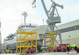 El buque 'Capella C', en el dique seco de Reparaciones de Navantia, donde los operarios le hacen una puesta a punto.