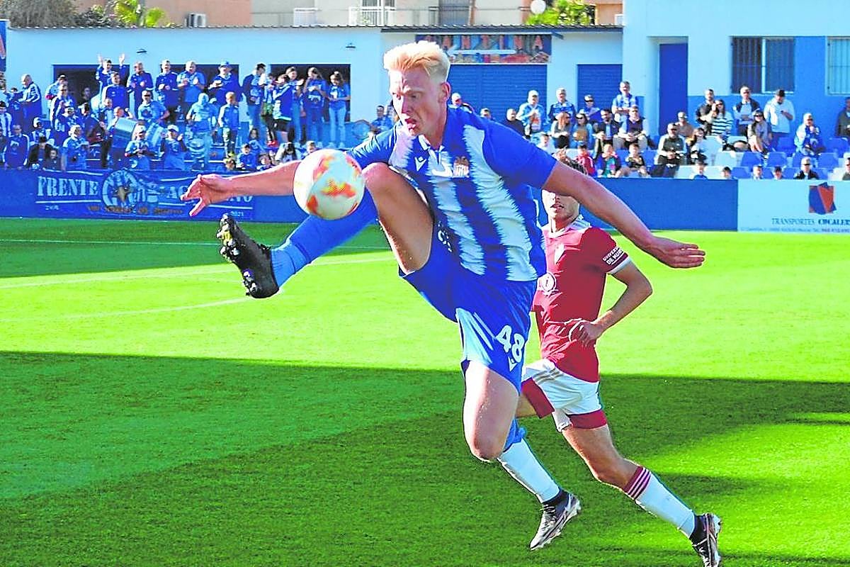 Edmundsson controla un balón en el partido de ayer ante el Imperial.