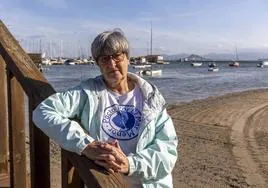 Isabel Rubio, en la playa de Los Alcázares.