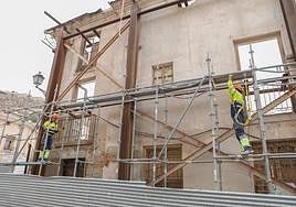Operarios colocan el andamio en una de las fachadas históricas del solar donde se construirá el Palacio de Justicia, el pasado 9 de marzo.