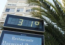 Imagen de archivo de un termómetro marcando 31 grados.