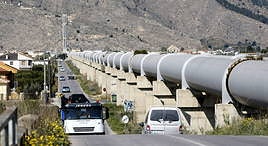 Tubos del Trasvase Tajo-Segura, junto a Orihuela.