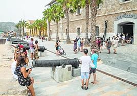 Turistas esperan entrar al Museo Naval, en una imagen de archivo.