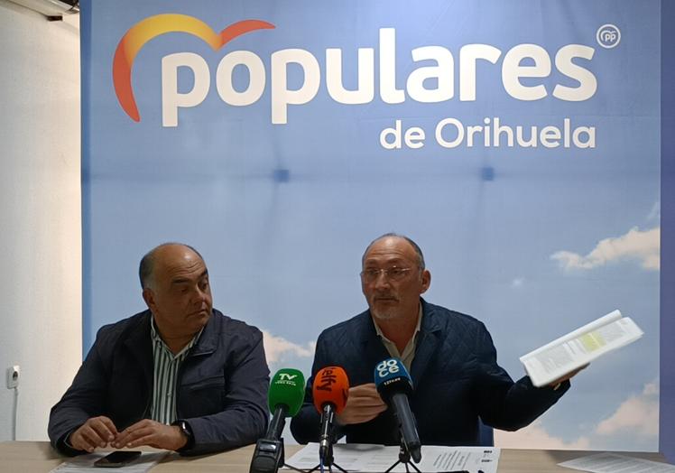 Los concejales Víctor Valverde y Rafael Almagro, este martes, en el sede Grupo Municipal Popular.