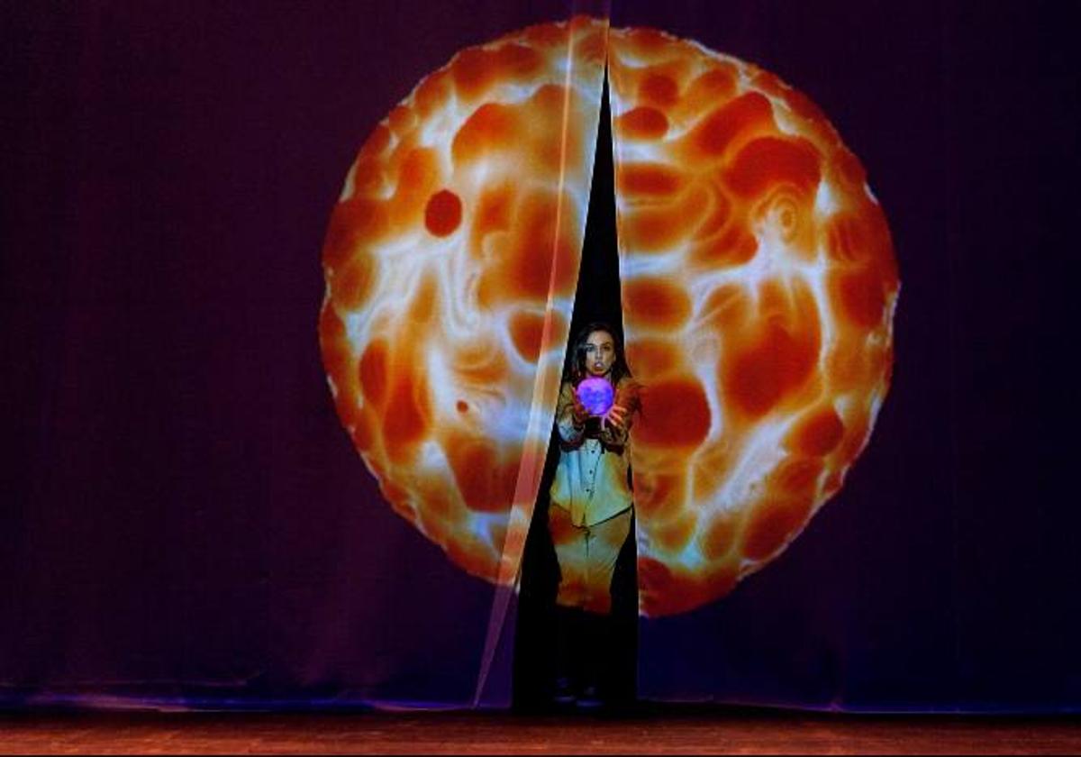 El Teatro Bernal de El Palmar acogerá la obra visual y de objetos de 'Mami Supernova'