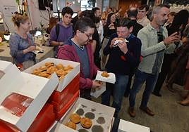 Degustación de pasteles de carne durante el acto.