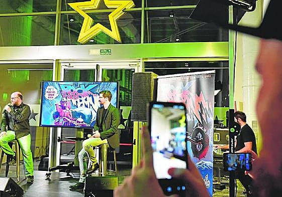 Presentación anoche, en la Sala de Catas de Estrella de Levante, en Espinardo, del cómic de Rock Imperium.