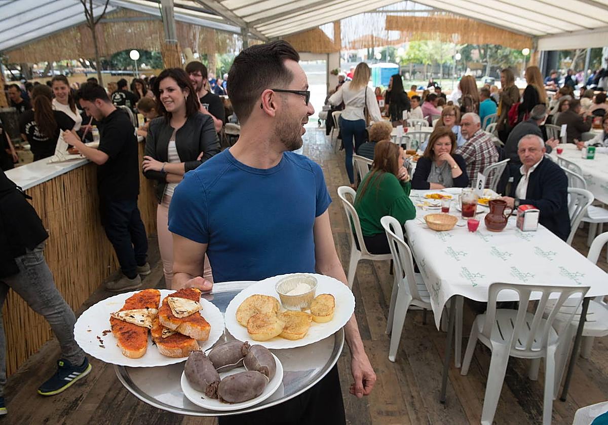Clientes comiendo en una de las barracas instaladas en el Malecón, en una edición anterior de las Fiestas de Primavera.
