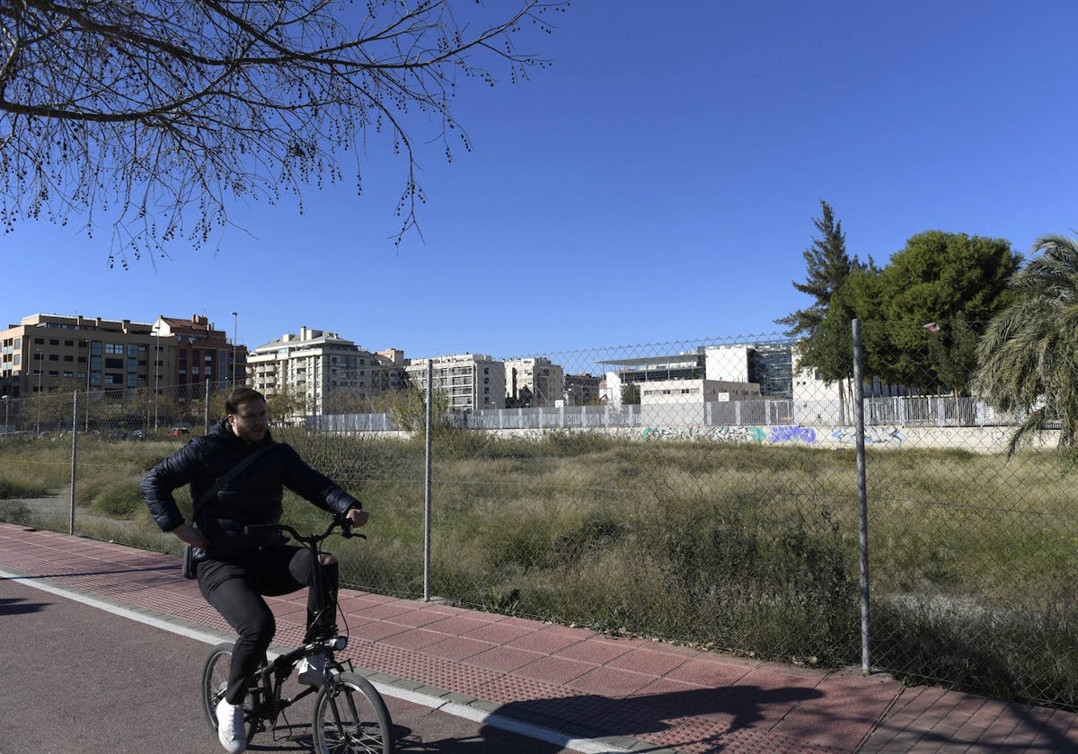 El solar de Assido se encuentra en la avenida Príncipe de Asturias, junto al aparcamiento disuasorio Atocha.