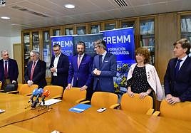 José Daniel Buendía, Ángel Martínez, José Luján, Alfonso Hernández, Luis Alberto Marín, Encarna Ortiz y José Ramón Palazón, de izquierda a derecha, en el acto en Fremm.