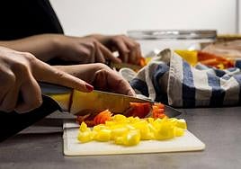 Una mujer prepara la comida.