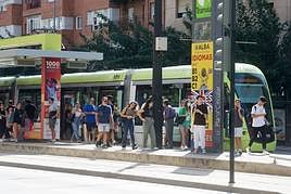 Usuarios del tranvía de Murcia, en una imagen de archivo.