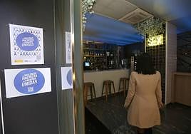 Una joven en una discoteca del centro de Murcia.