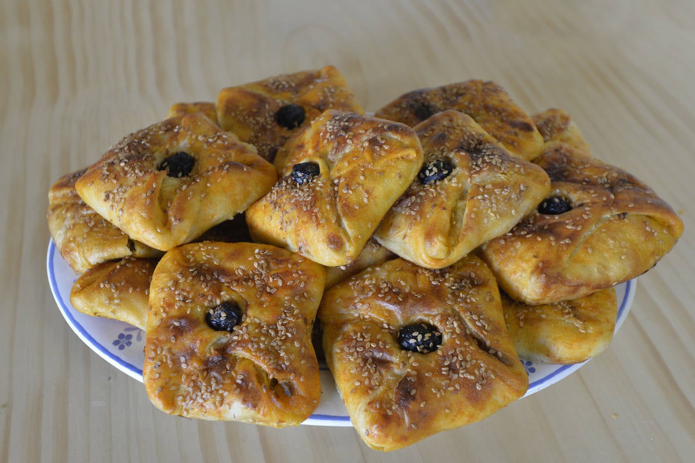 Imagen principal - Rghayef o empanadillas cuadradas con una aceituna negra en el centro. Tajín de kefta o albóndigas. Briwat de almendras.
