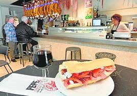 Bocadillo de jamón con tomate.