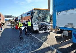 Bomberos y guardias civiles en el lugar del suceso.