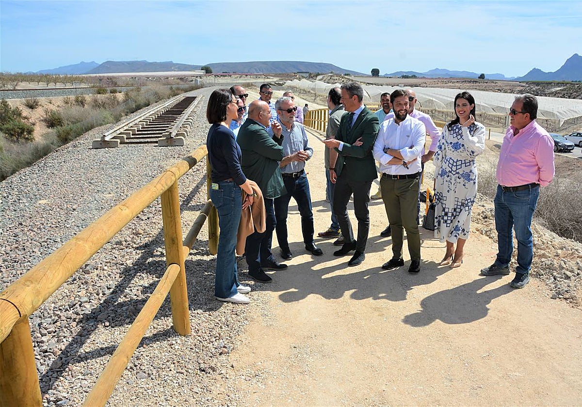 El consejero Ortuño (centro) charla con el alcalde (2º izq.), durante su visita a la vía verde, este viernes.