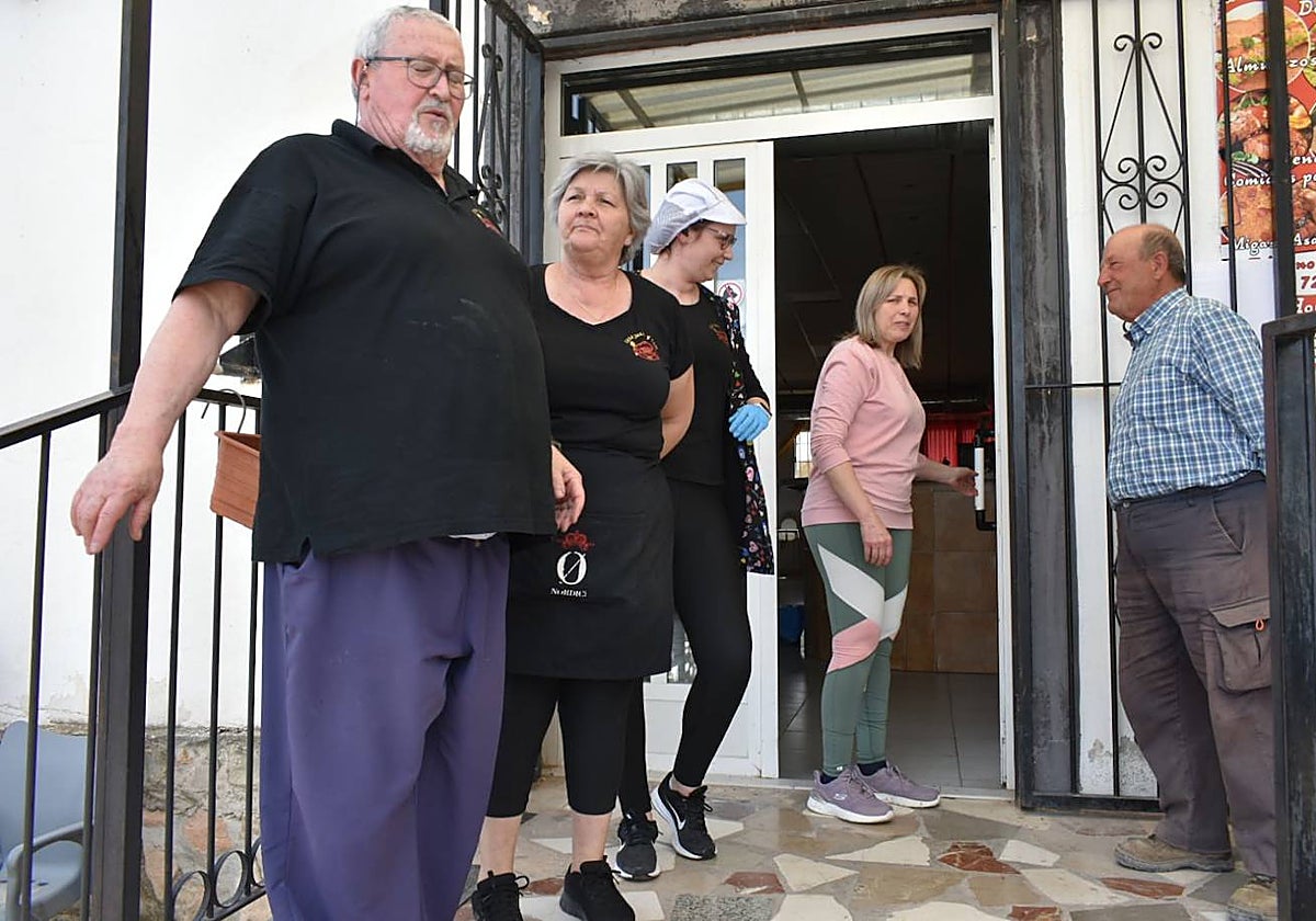 De izquierda a derecha, Julio, Cati, Marina, Joaquina y Pedro, vecinos de la pedanía caravaqueña de Singla, ayer.