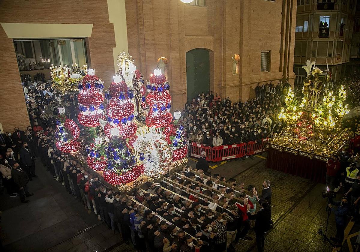 La Virgen del Primer Dolor sale a la puerta de la iglesia de Santa María para encontrarse con el Cristo del Prendimiento tras la suspensión de la procesión por la lluvia, en 2022.