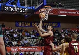 Artem Pustovyi entra a canasta en un encuentro del UCAM ante el Tenerife.