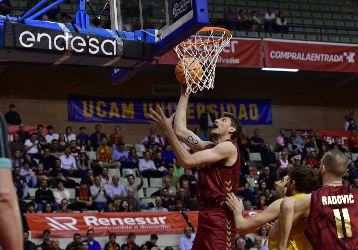 Artem Pustovyi entra a canasta en un encuentro del UCAM ante el Tenerife.