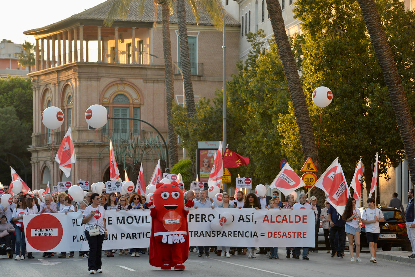 Nueva manifestación de Cierran mi barrio ante la «sordera» del Ayuntamiento de Murcia