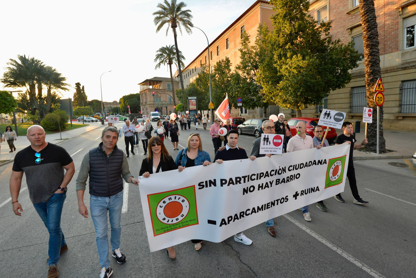 Nueva manifestación de Cierran mi barrio ante la «sordera» del Ayuntamiento de Murcia
