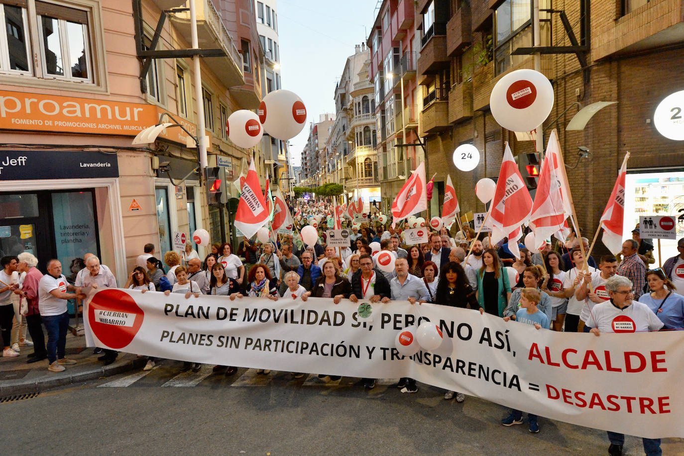 Nueva manifestación de Cierran mi barrio ante la «sordera» del Ayuntamiento de Murcia
