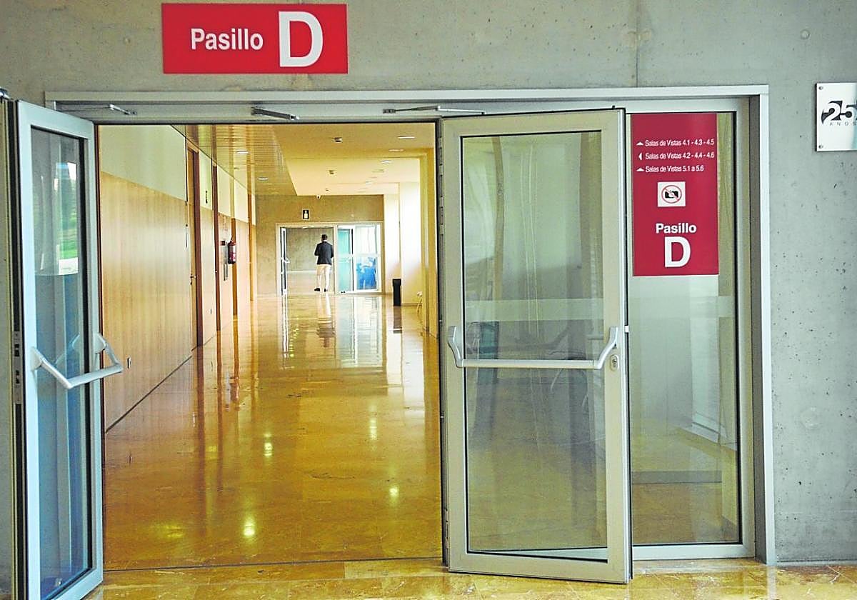 Pasillos vacíos en la fase dos de la Ciudad de la Justicia de Murcia, el pasado viernes.