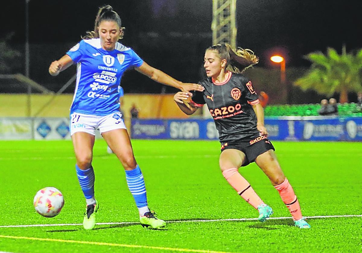 Lucía Martínez controla el balón en el Alhama-Valencia de Copa de la Reina jugado en noviembre de 2022.