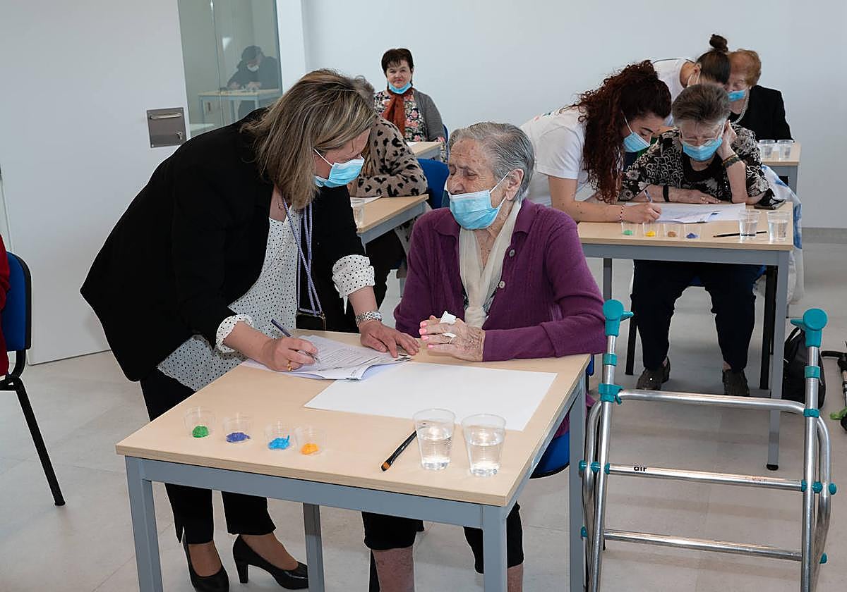 Arte para estimular a las personas que sufren deterioro cognitivo en Lorca