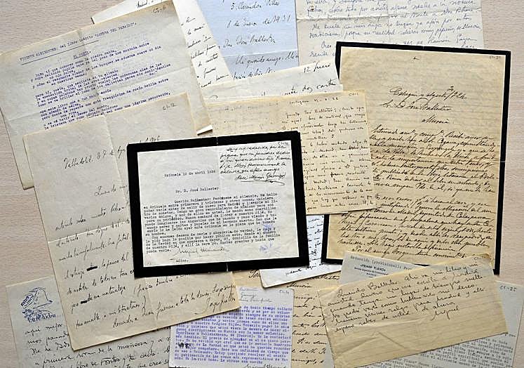 El Fondo Ballester abarca cartas con artistas y literatos entre los años 30 y 60, como Miguel Hernández, Jorge Guillén, Vicente Aleixandre y Eugenio d'Ors, recortes de prensa, artículos de otros escritores, conferencias, sermones, revistas, borradores de guiones para programas de radio… manuscritos de 'Amanecer de la prensa periódica en Murcia' o 'Biografía de una ciudad. Murcia, guía histórica y actual'.