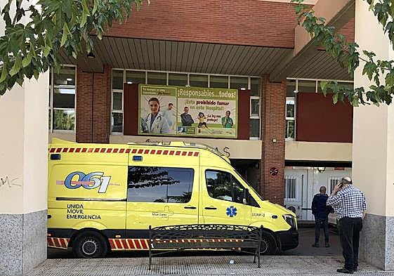 Imagen de archivo de una ambulancia en la puerta de urgencias de La Arrixaca.