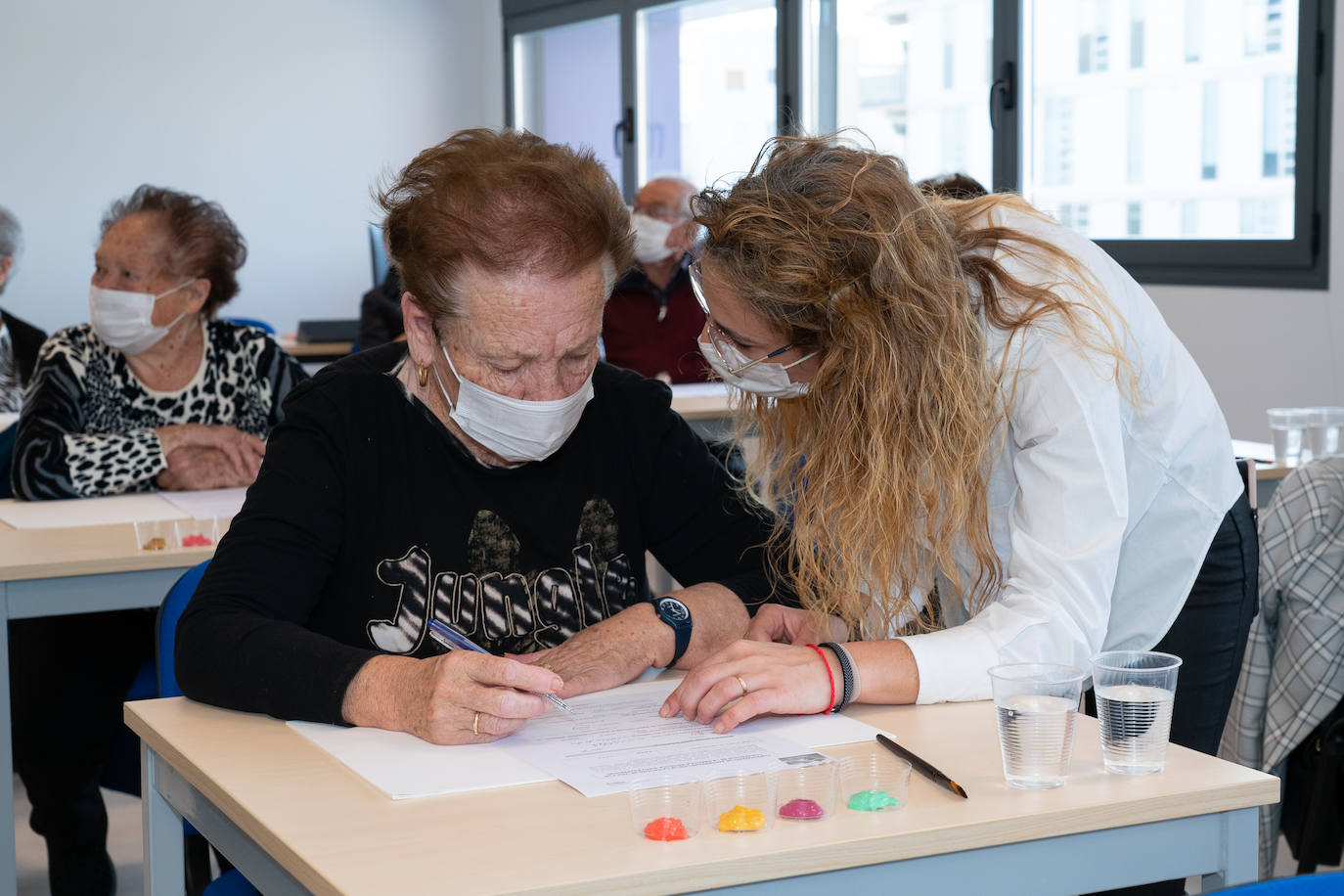 Arte para estimular a las personas que sufren deterioro cognitivo en Lorca