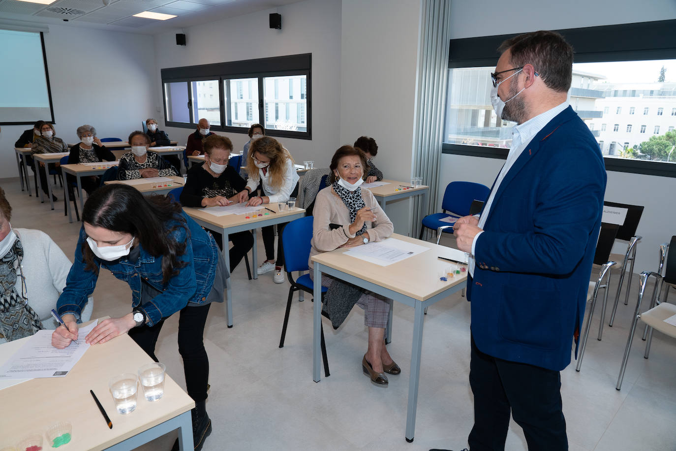 Arte para estimular a las personas que sufren deterioro cognitivo en Lorca