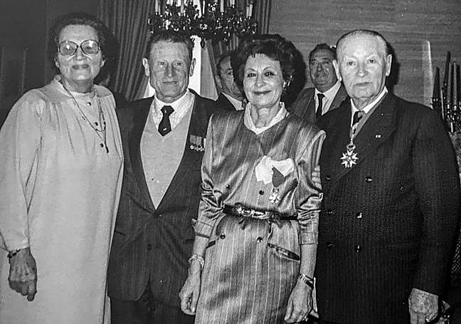 Distinción. Braulia (2ª dcha) recibe la Cruz de Oficial de la Legión, en marzo de 1988.