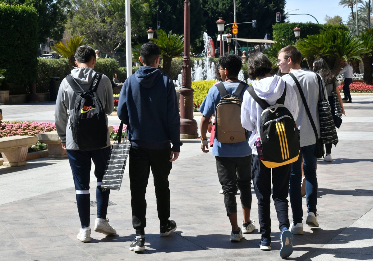 Alumnos de un instituto del centro de Murcia, a la salida de clase.