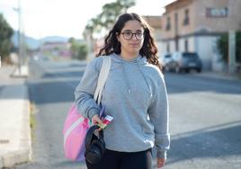 Una vecina de Santomera camina para coger el bus.