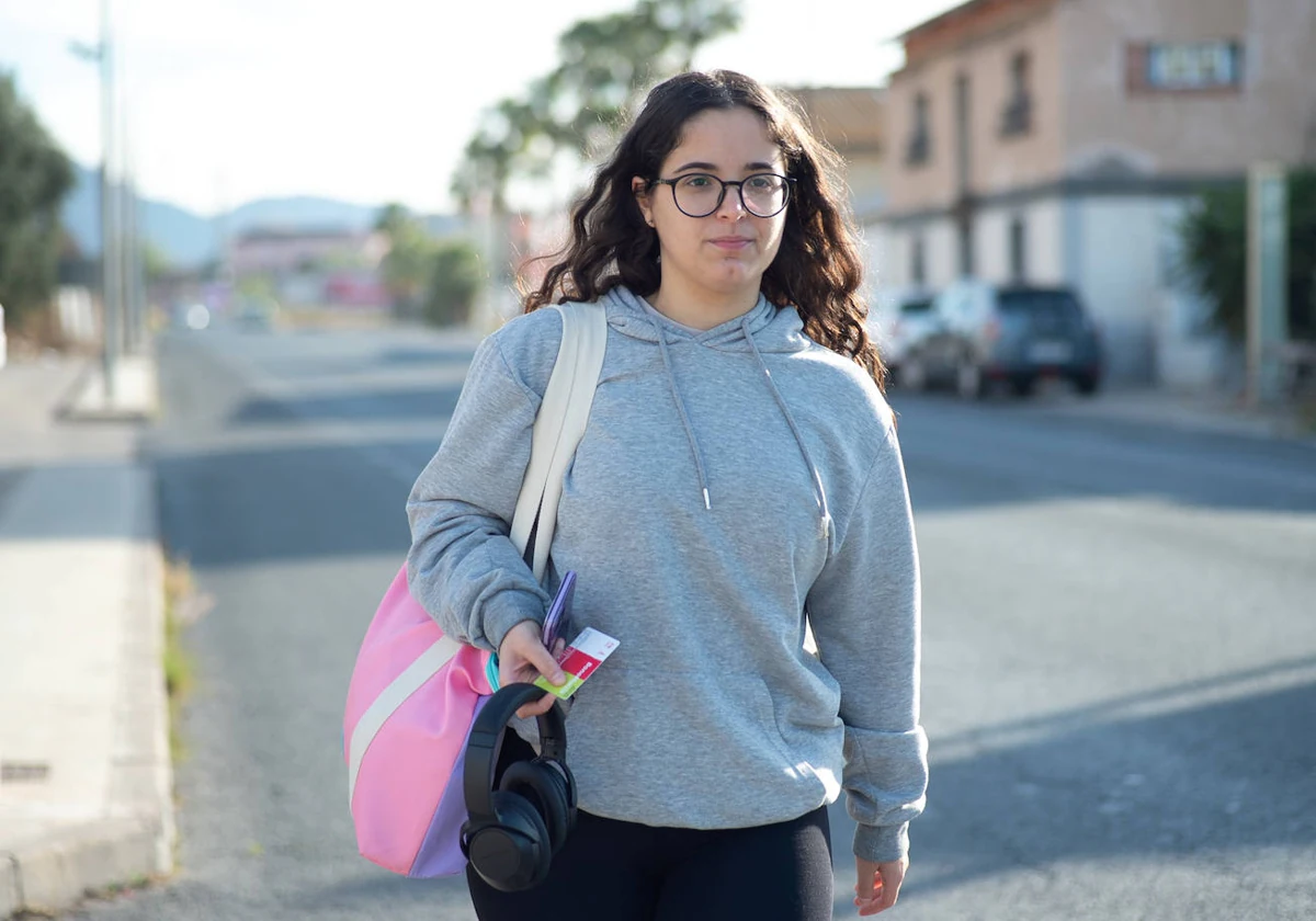 Vecinos de Santomera se ven obligados a caminar hasta Cobatillas para coger  el bus | La Verdad