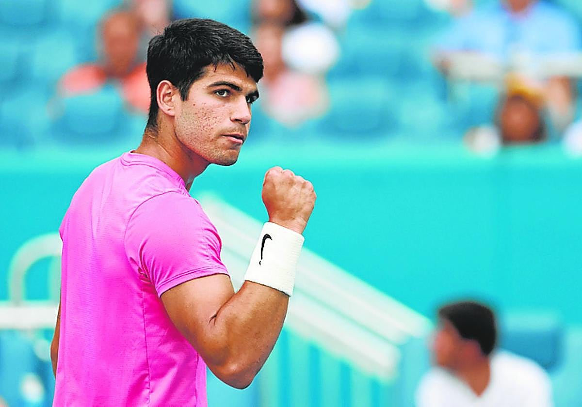 Carlos Alcaraz celebra un punto en el partido ante Lajovic.
