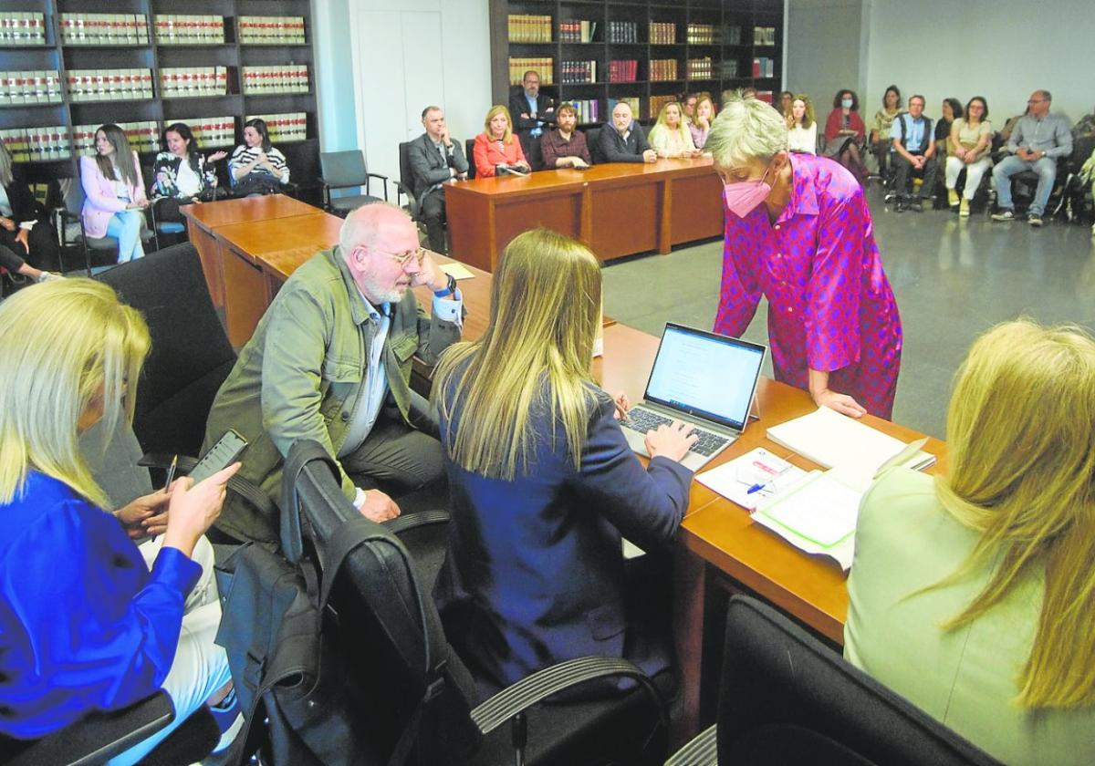 Reunión de los letrados de la Administración de Justicia de la Región para decidir si aceptan el acuerdo con el Ministerio, ayer.