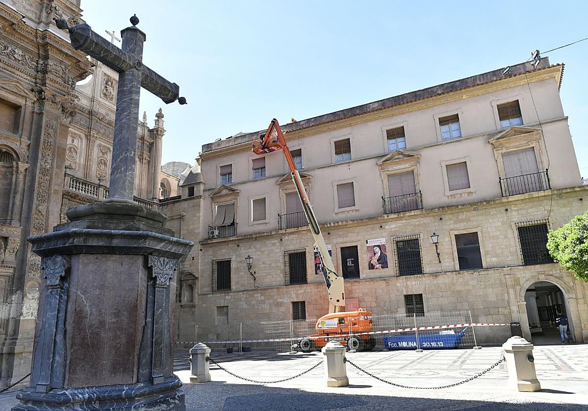 Trabajos de reparación del tejado y las cornisas de las Casas de los Canónigos.