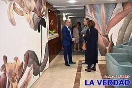 Antonio de Gea, gerente de Neo Hotel, conversa con un matrimonio que asistió a la inauguración