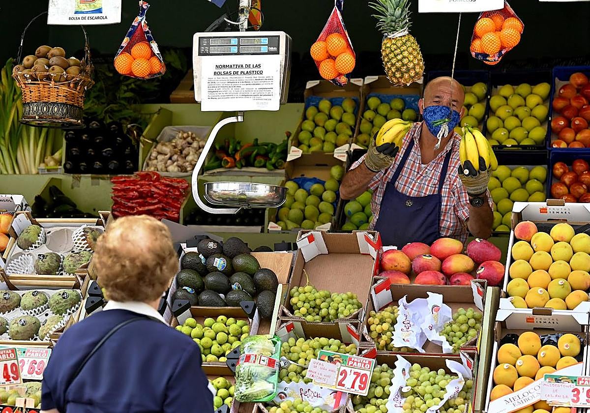 Un vendedor de una frutería atiende a una clienta, en una imagen de archivo.