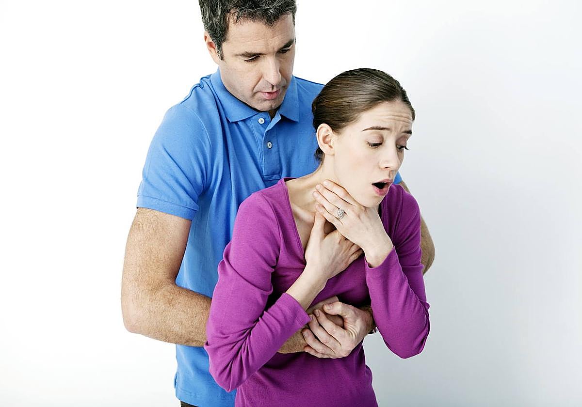 Qué es lo que debes hacer si te estás atragantando y estás solo en casa.