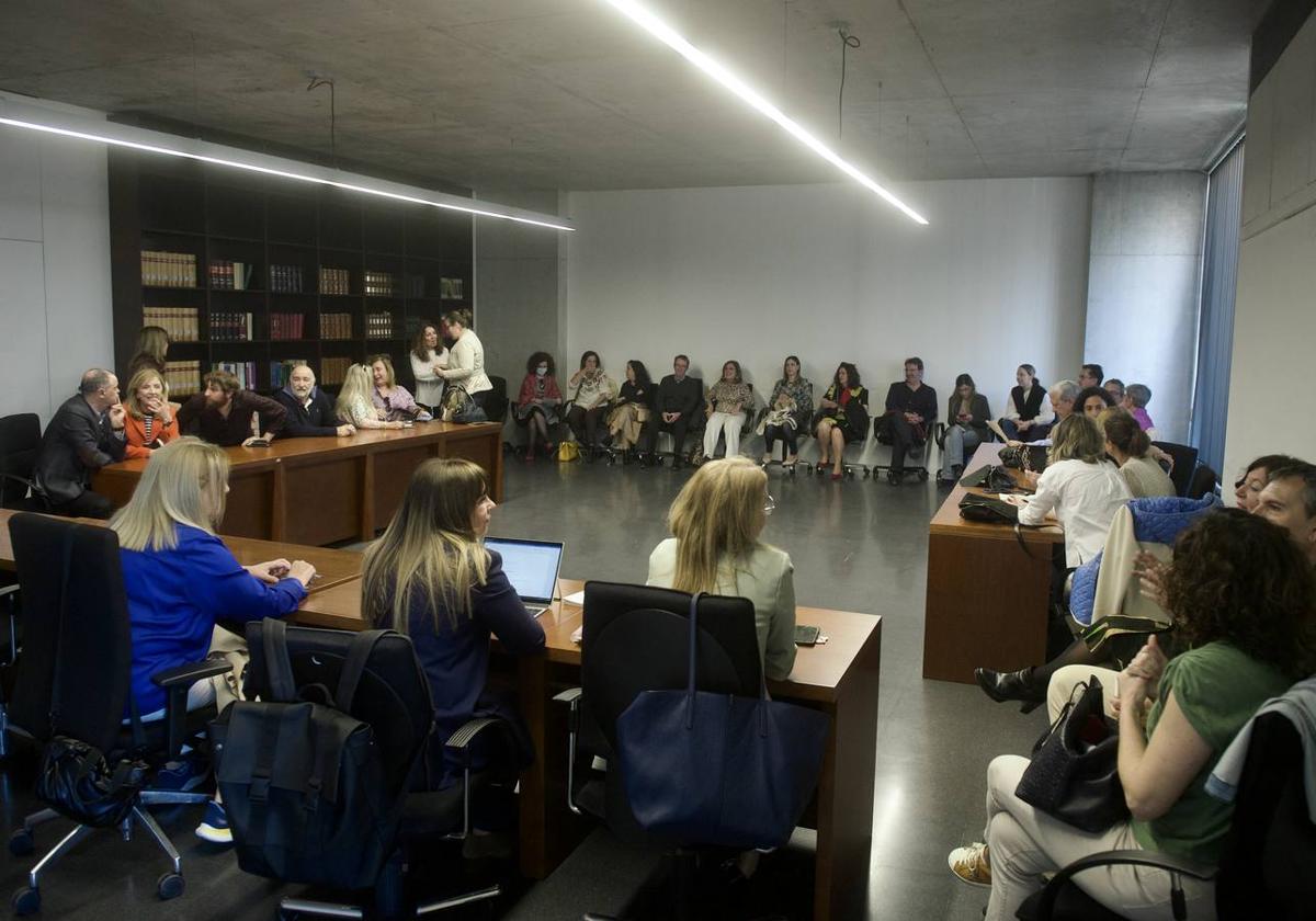 Reunión de los letrados de la Administración de Justicia de la Región para decidir si aceptan el acuerdo con el Ministerio, ayer.