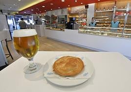 El pastel de carne con su inseparable cerveza.