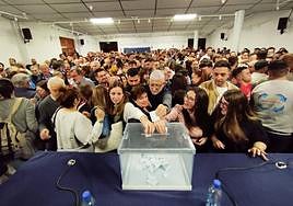 Los festeros, que abarrotaron la Casa de Cutura, en el momento de la votación.