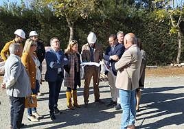 Verónica López, gerente del Consorcio de Extinción de Incendios, y el equipo observando los planos.