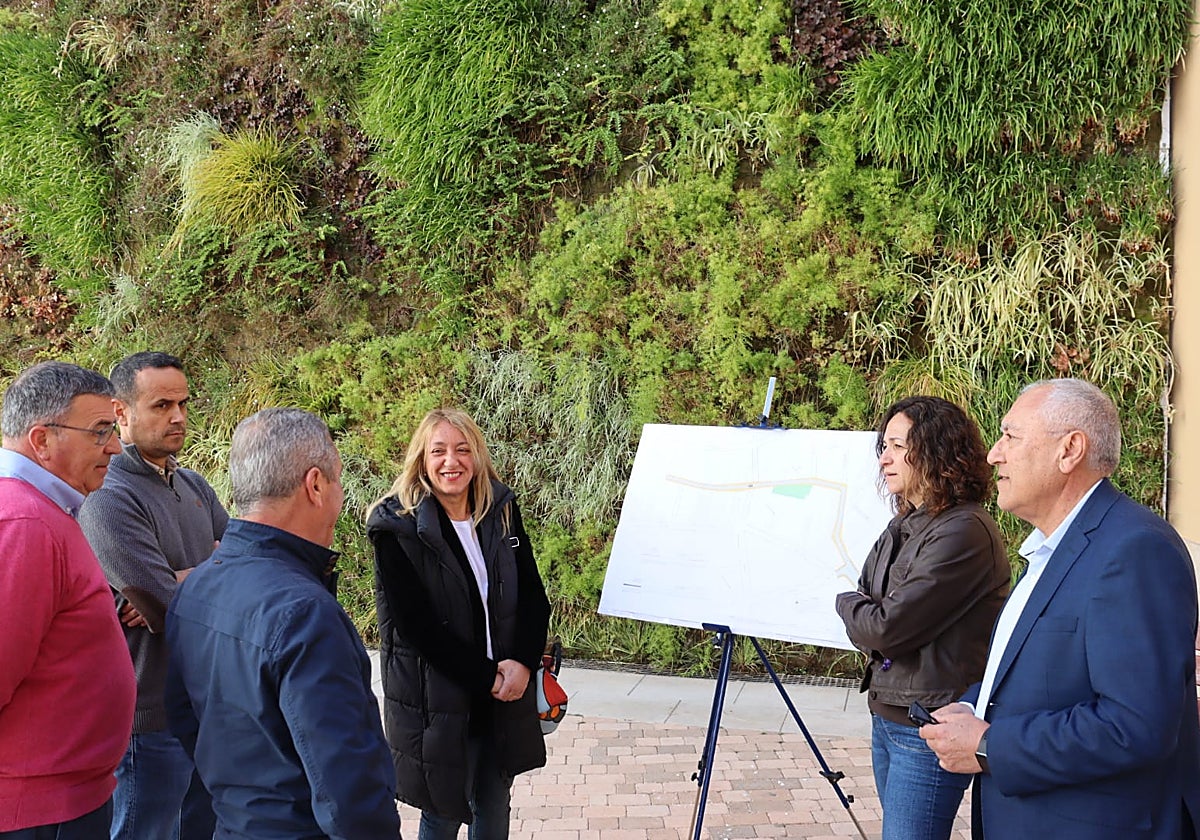 Las concejalas de Fomento y Casco Histórico y técnicos municipales durante la presentación de las obras.
